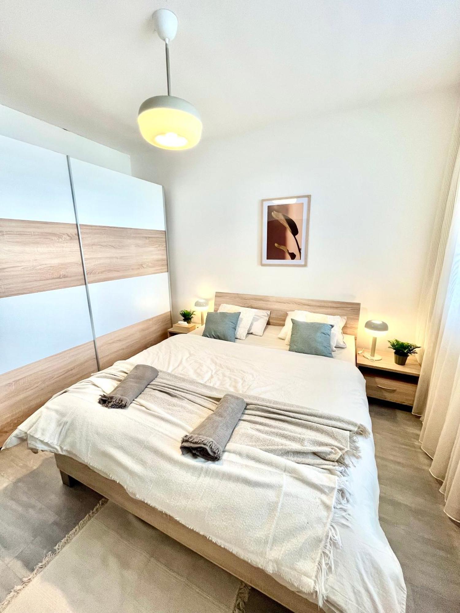 The Elite Suite Downtown 2- Bedroom Apt Ac & Garage Parking Bratislava Luaran gambar