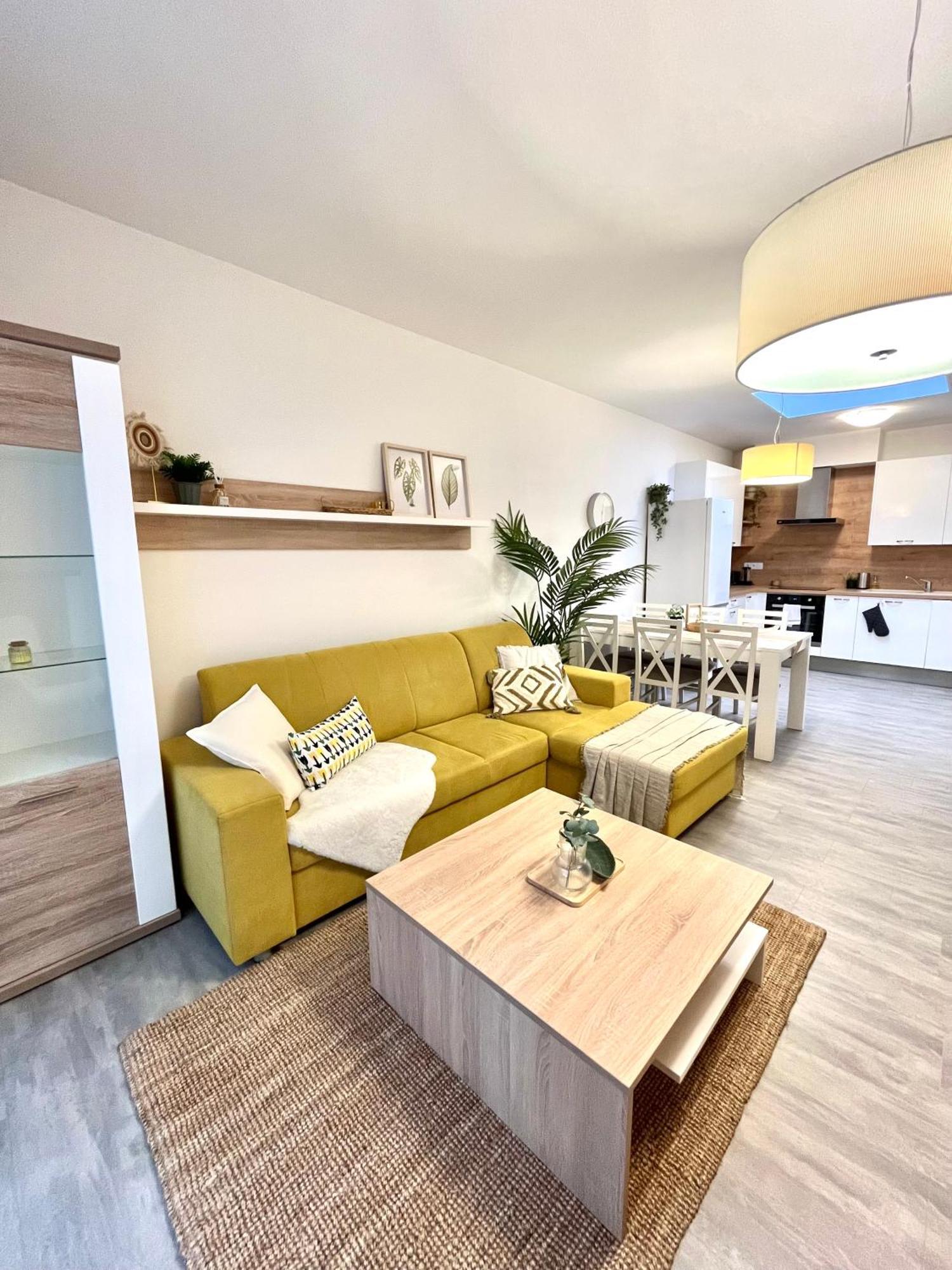 The Elite Suite Downtown 2- Bedroom Apt Ac & Garage Parking Bratislava Luaran gambar