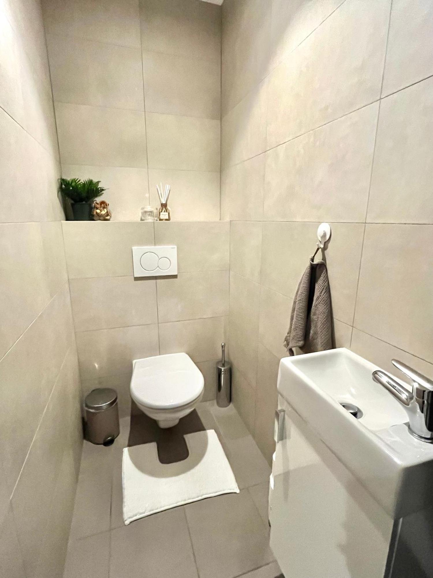 The Elite Suite Downtown 2- Bedroom Apt Ac & Garage Parking Bratislava Luaran gambar