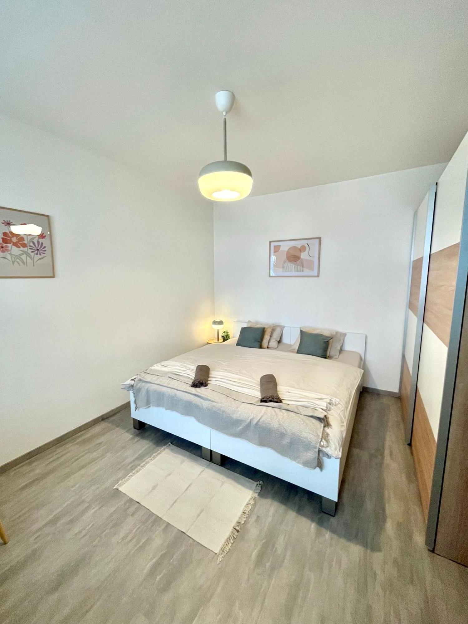 The Elite Suite Downtown 2- Bedroom Apt Ac & Garage Parking Bratislava Luaran gambar