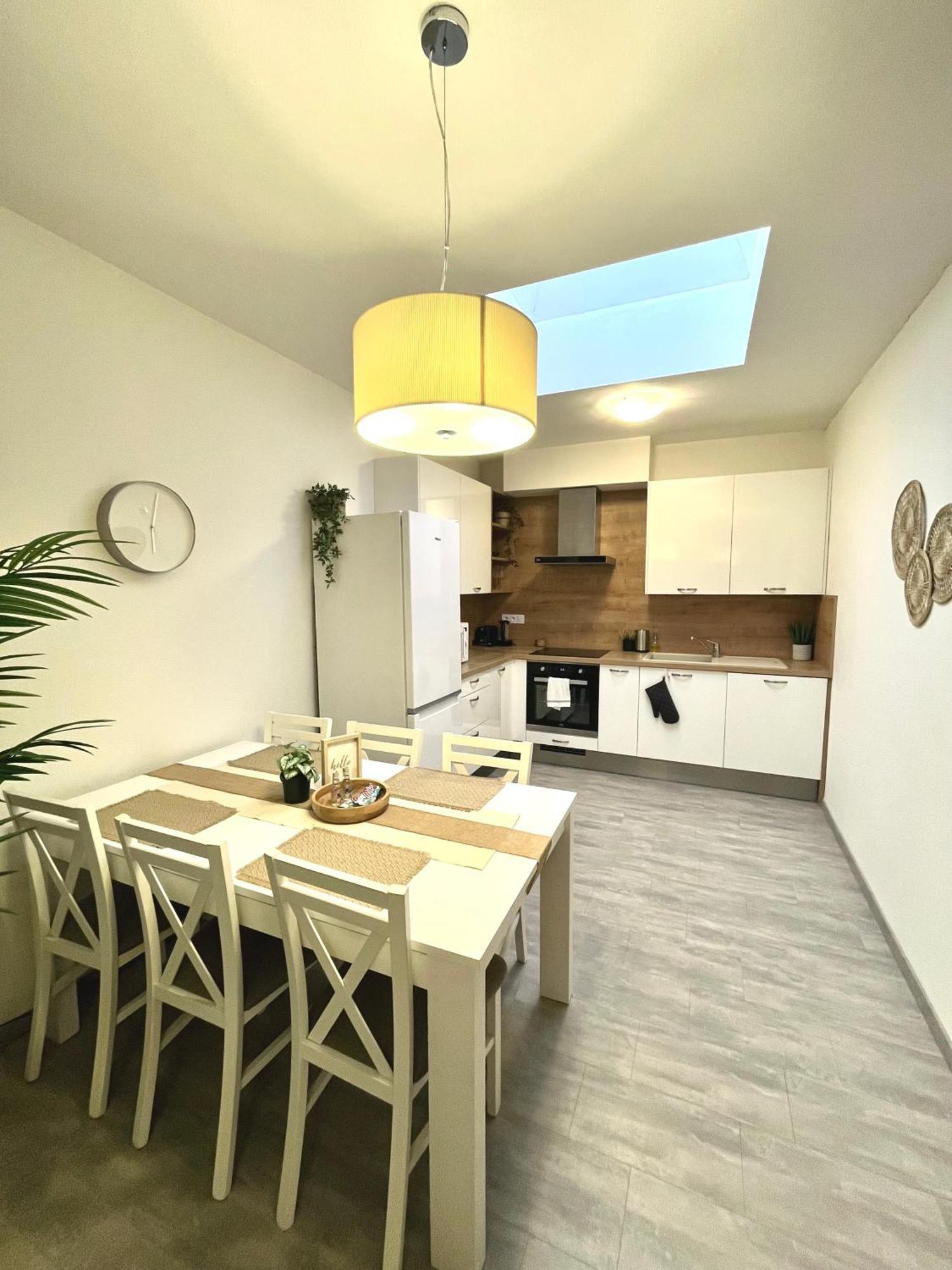 The Elite Suite Downtown 2- Bedroom Apt Ac & Garage Parking Bratislava Luaran gambar