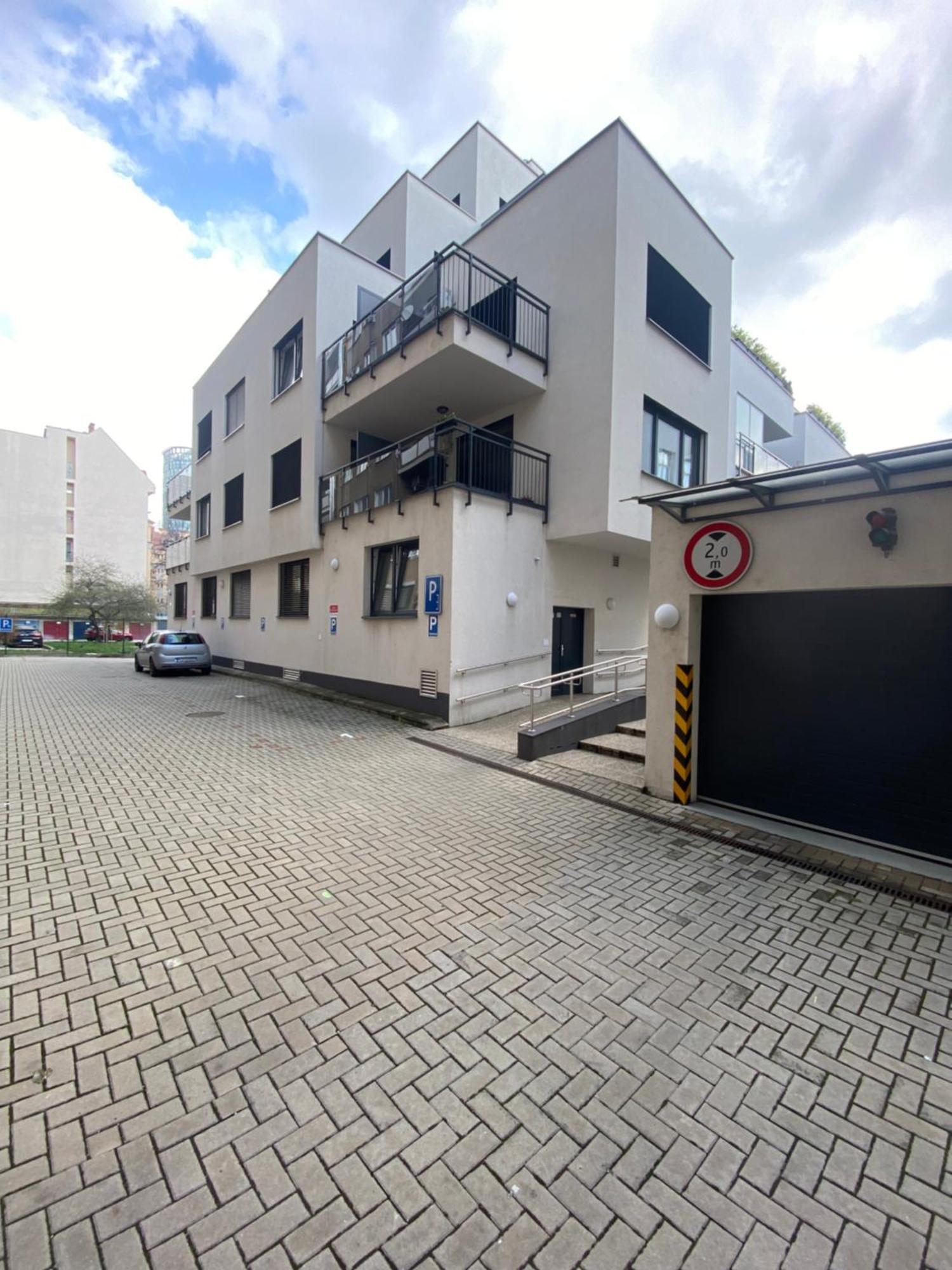 The Elite Suite Downtown 2- Bedroom Apt Ac & Garage Parking Bratislava Luaran gambar